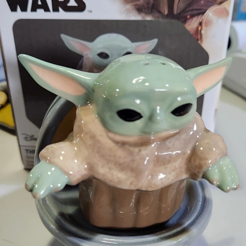 Star Wars Mandalorian The Child Baby Yoda Grogu Ceramic Salt & Pepper  Shakers 